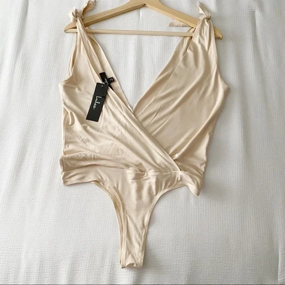 NWT Lulu’s Cream Tied Shoulder Strap Bodysuit - Picture 6 of 12